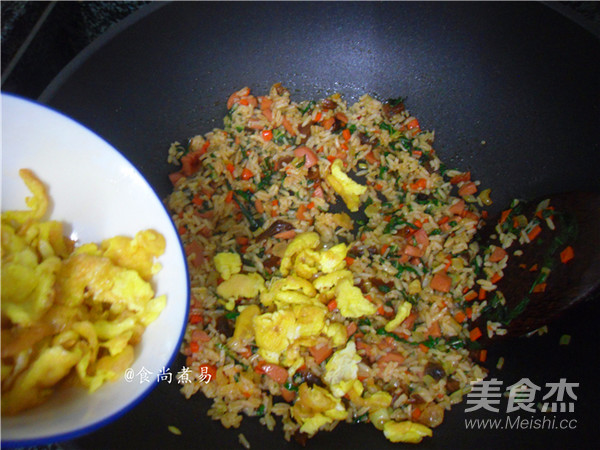 香菇酱鸡蛋炒饭的做法步骤:7