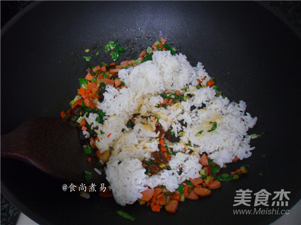 香菇酱鸡蛋炒饭的做法步骤:5