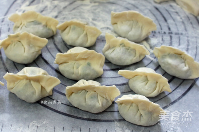 茼蒿鲜肉饺子的做法步骤:11