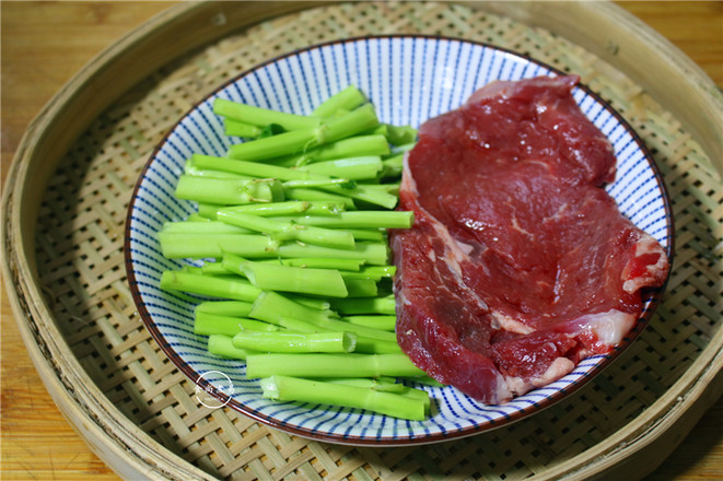 牛肉炒空心菜梗的做法步骤：1