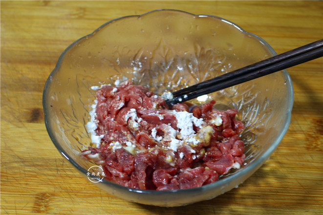 牛肉炒空心菜梗的做法步骤:2