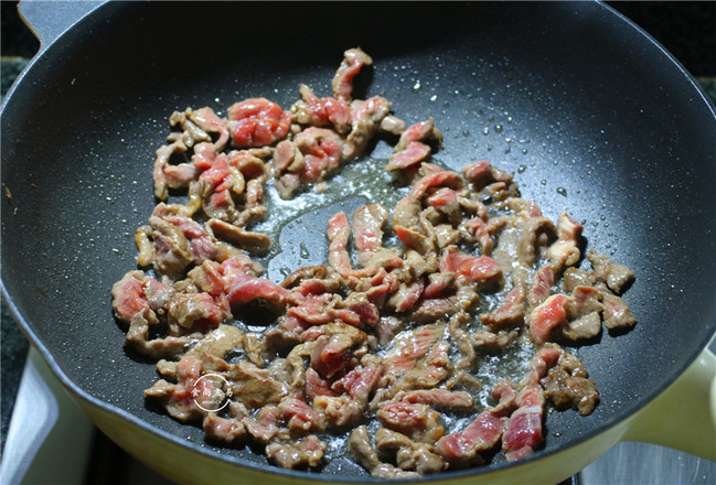牛肉炒空心菜梗的做法步骤:3