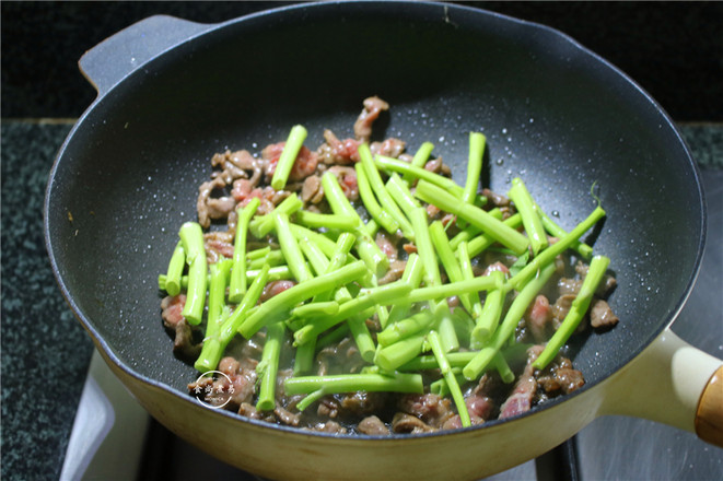 牛肉炒空心菜梗的做法步骤:4