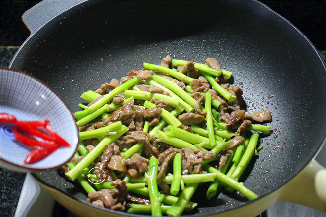 牛肉炒空心菜梗的做法步骤:5
