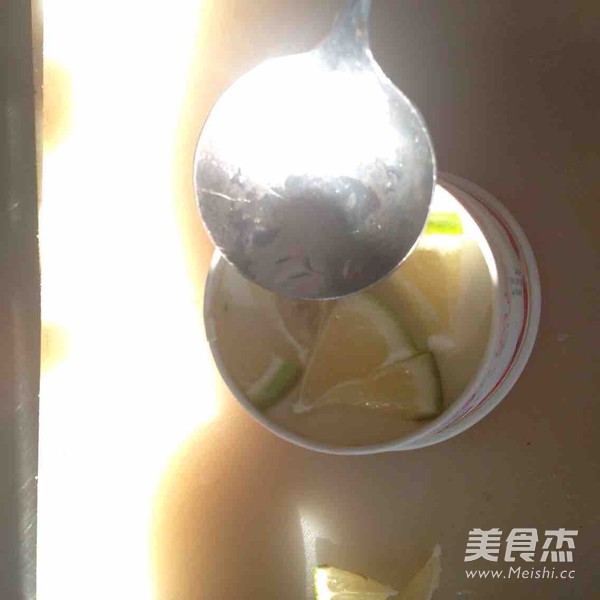 创意柠檬冷泡茶的做法步骤:2