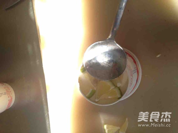 创意柠檬冷泡茶的做法步骤:3