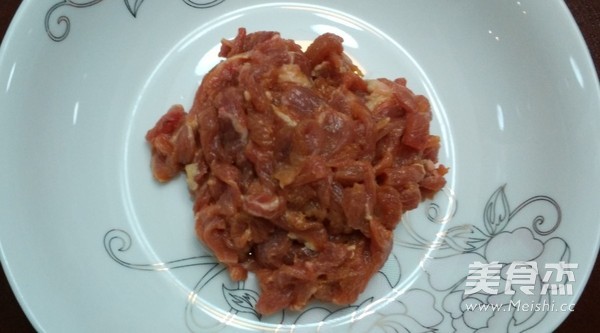 葱爆肉丝的做法步骤：1