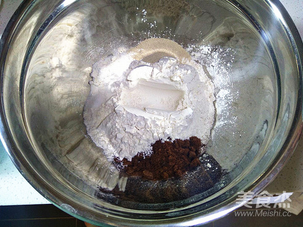 蔓越莓核桃软欧包的做法步骤:2