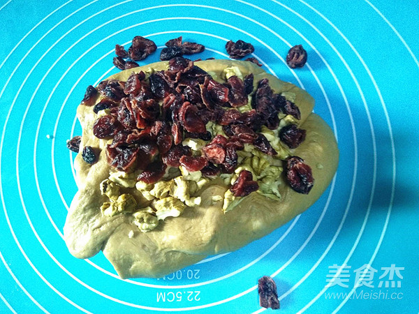 蔓越莓核桃软欧包的做法步骤:8