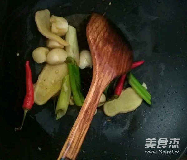 小鸡炖蘑菇的做法步骤:3