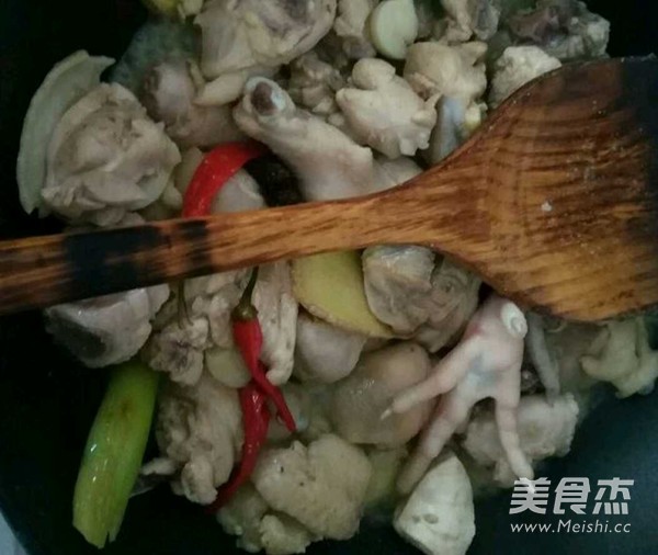 小鸡炖蘑菇的做法步骤:4