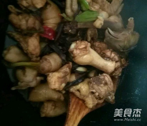 小鸡炖蘑菇的做法步骤:6