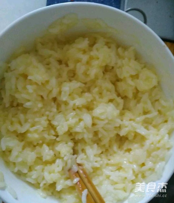 黄金海鲜炒饭的做法步骤：3