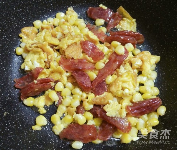 香肠酱油炒饭的做法步骤：4