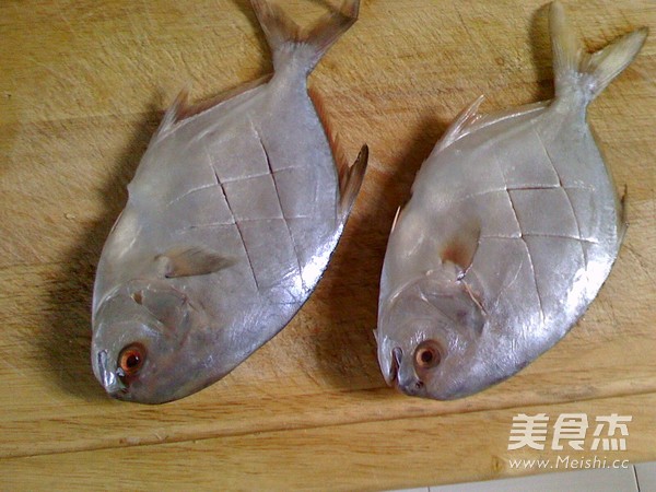 香辣烤鲳鱼的做法步骤：1