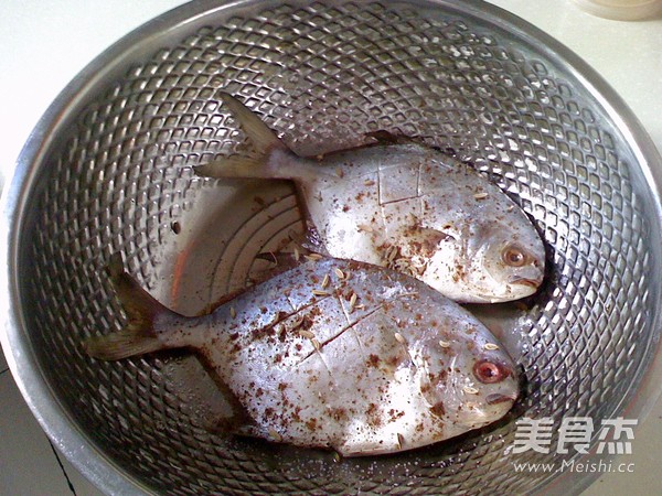 香辣烤鲳鱼的做法步骤:2