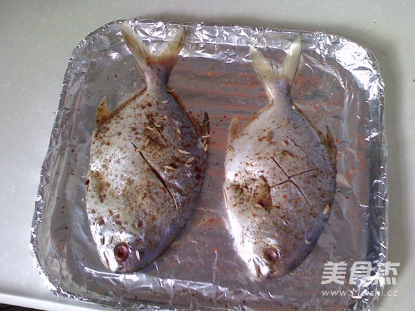 香辣烤鲳鱼的做法步骤:3