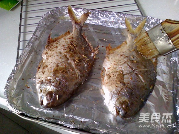香辣烤鲳鱼的做法步骤:4
