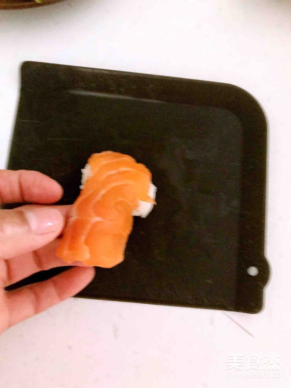 三文鱼寿司的做法步骤:9