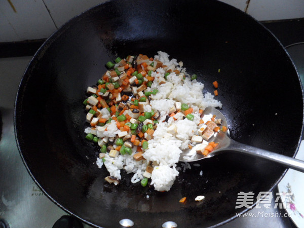杂蔬炒饭的做法步骤:4