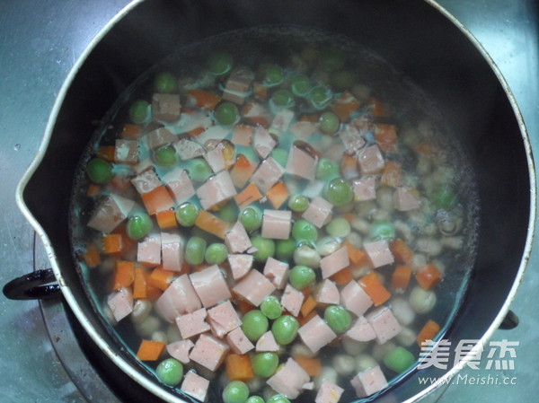 虾仁炒饭的做法步骤：1