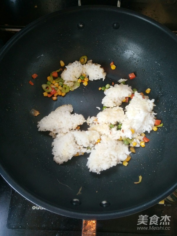 素什锦蛋炒饭的做法步骤:5