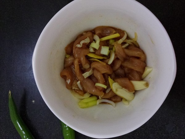 芹菜肉炒土豆片的做法步骤：1