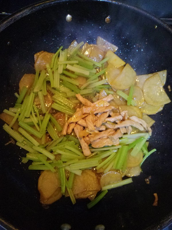 芹菜肉炒土豆片的做法步骤：5