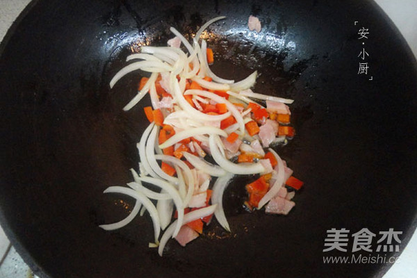 培根咖喱炒饭的做法步骤：2