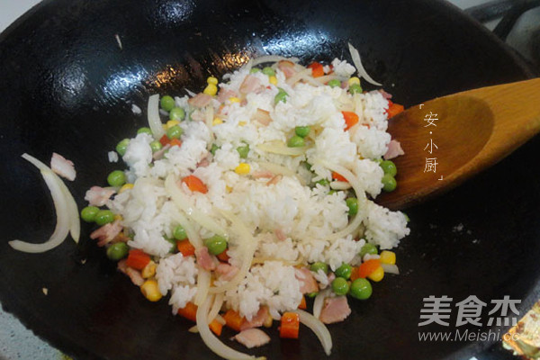 培根咖喱炒饭的做法步骤：3
