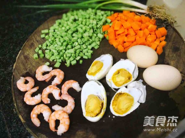 咸蛋虾仁炒饭的做法步骤:2