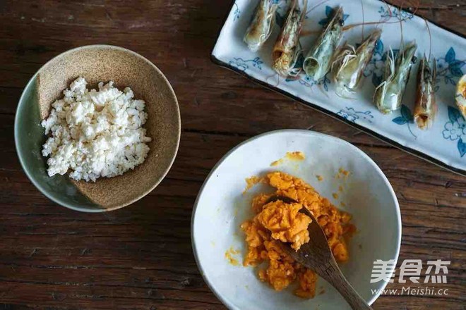 咸蛋虾仁炒饭的做法步骤:4