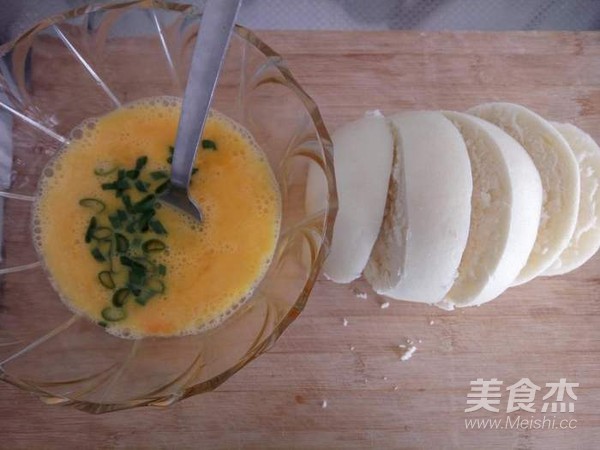 葱香鸡蛋煎馒头片的做法步骤:2
