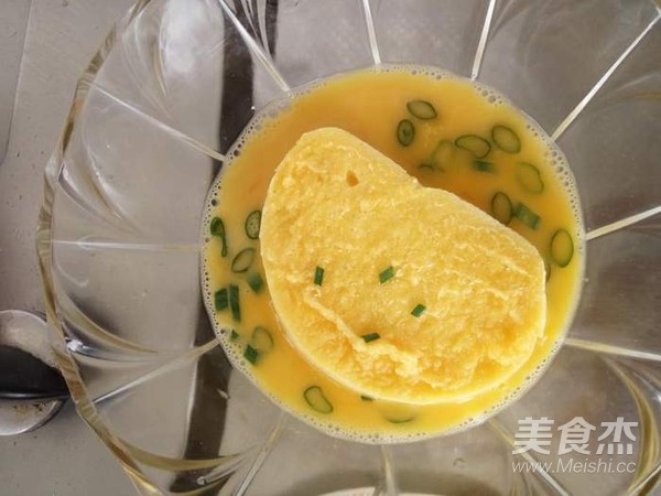 葱香鸡蛋煎馒头片的做法步骤:3