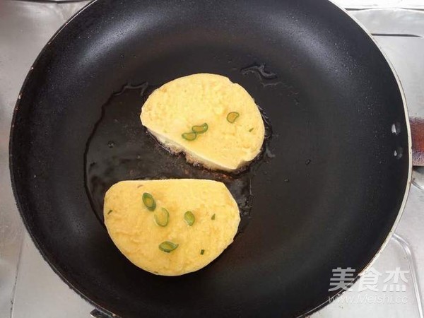 葱香鸡蛋煎馒头片的做法步骤:4