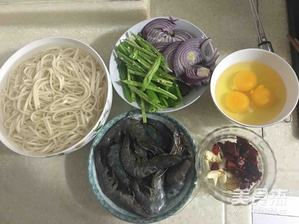 大虾炒面的做法步骤：1