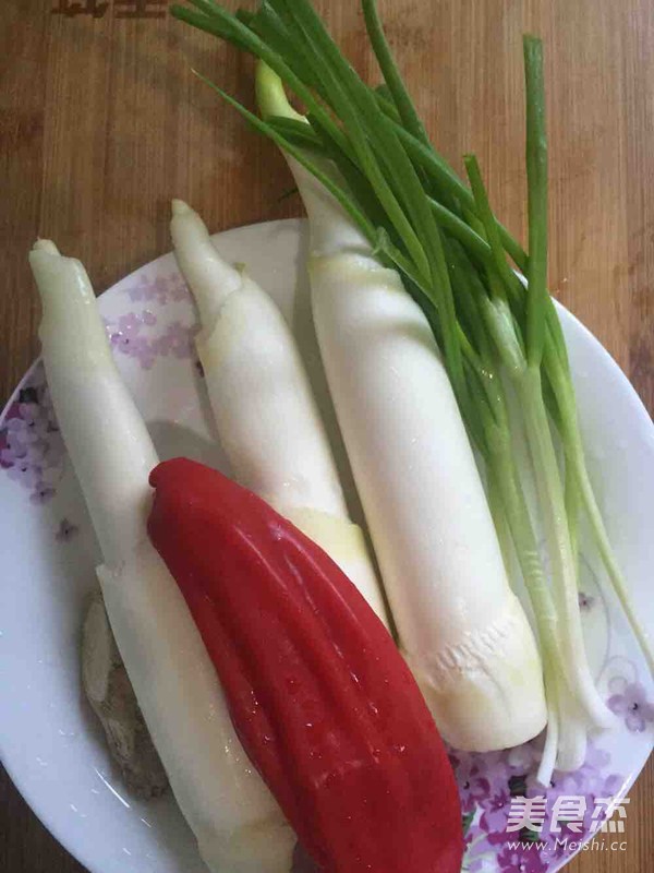 茭白炒肉丝的做法步骤：1