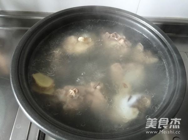 麻辣骨头火锅的做法步骤：1