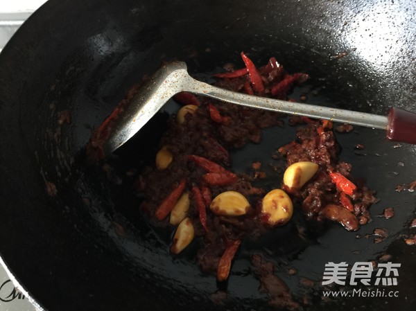 麻辣骨头火锅的做法步骤:4