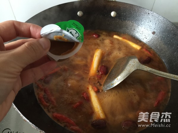 麻辣骨头火锅的做法步骤:6