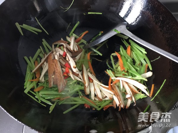 芹菜炒香干的做法步骤：5