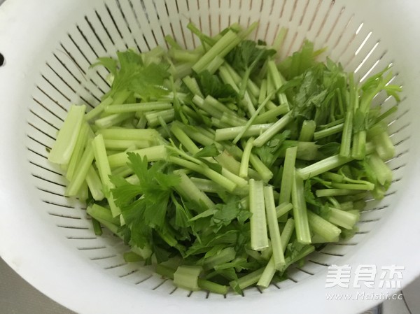 芹菜炒目鱼的做法步骤：1