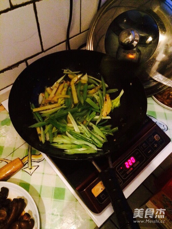 香肠土豆炒芹菜的做法步骤：9