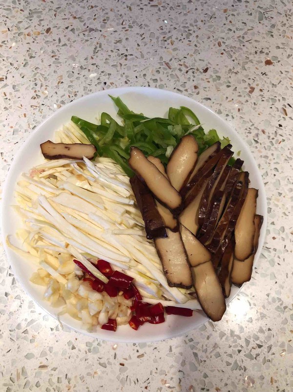 茭白丝炒香干毛豆的做法步骤：1