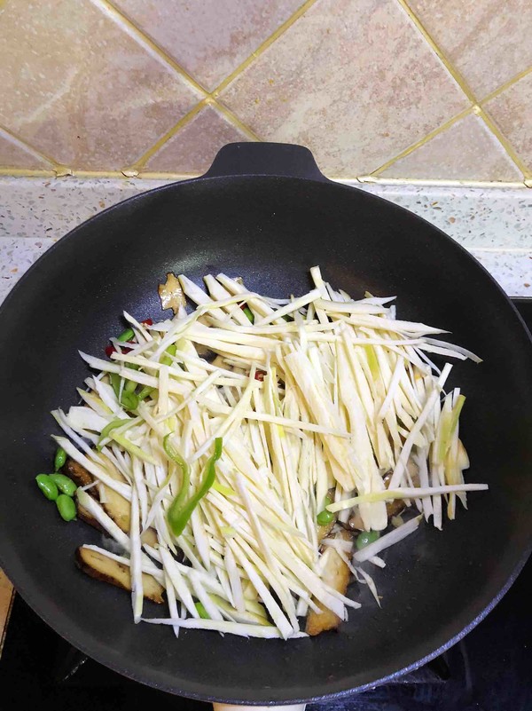 茭白丝炒香干毛豆的做法步骤：4