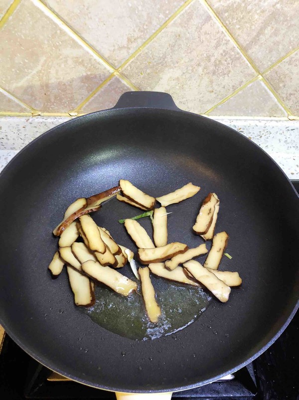 茭白丝炒香干毛豆的做法步骤：2
