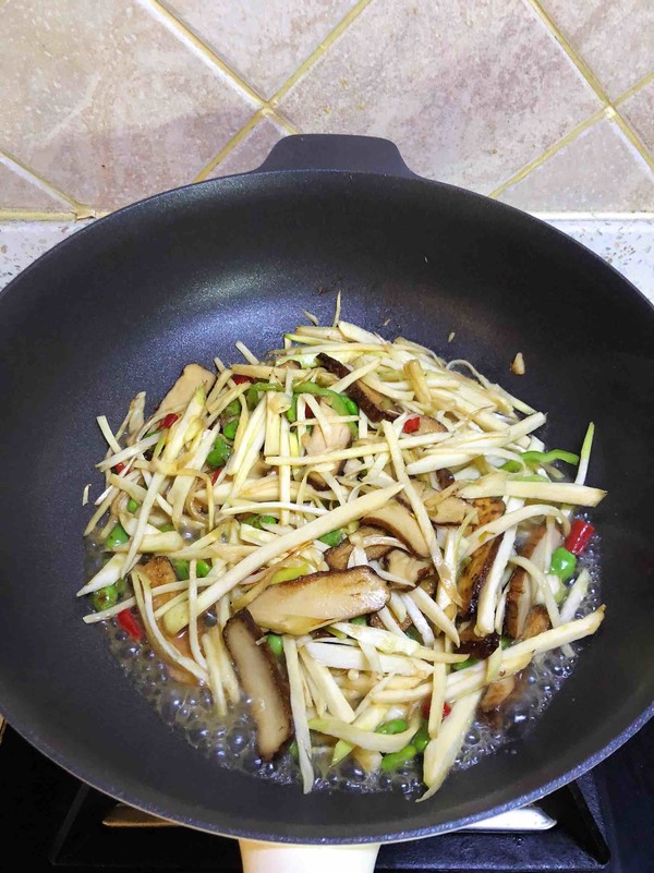茭白丝炒香干毛豆的做法步骤：5
