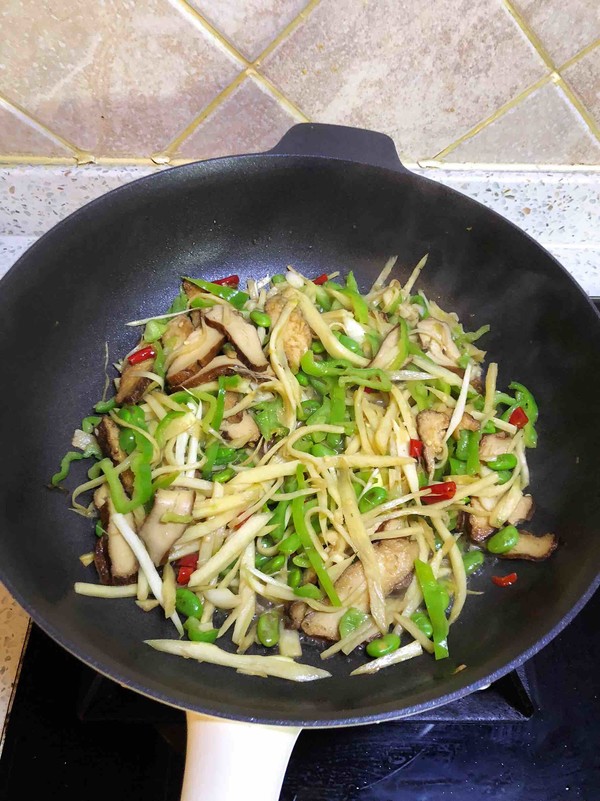 茭白丝炒香干毛豆的做法步骤：6