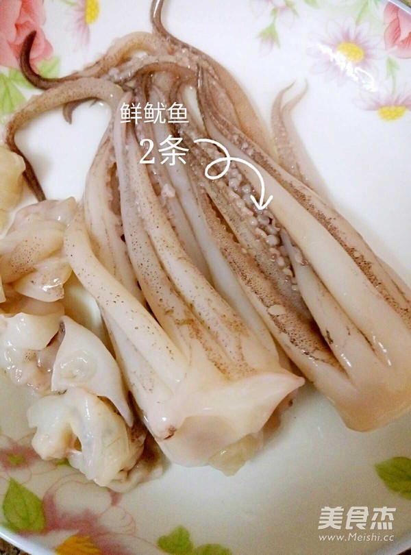 鱿鱼豆腐菌菇煲的做法步骤：1