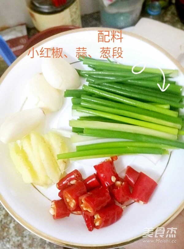 鱿鱼豆腐菌菇煲的做法步骤：4